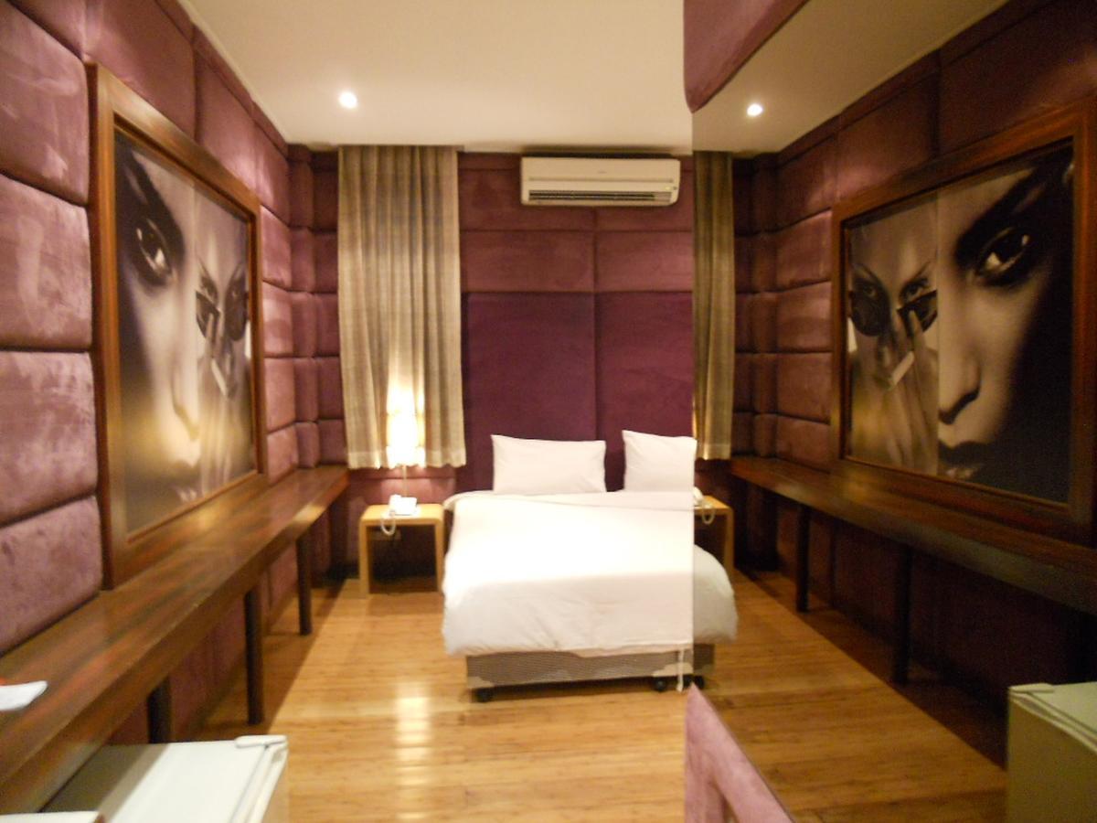 Strand Inn Hotel Bangkok Bagian luar foto